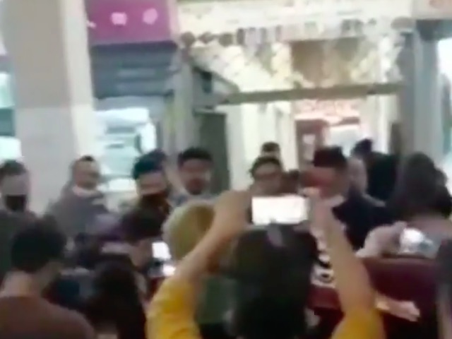 Ισλαμιστές έκαψαν στο κέντρο της Αθήνας φωτογραφίες του Μακρόν