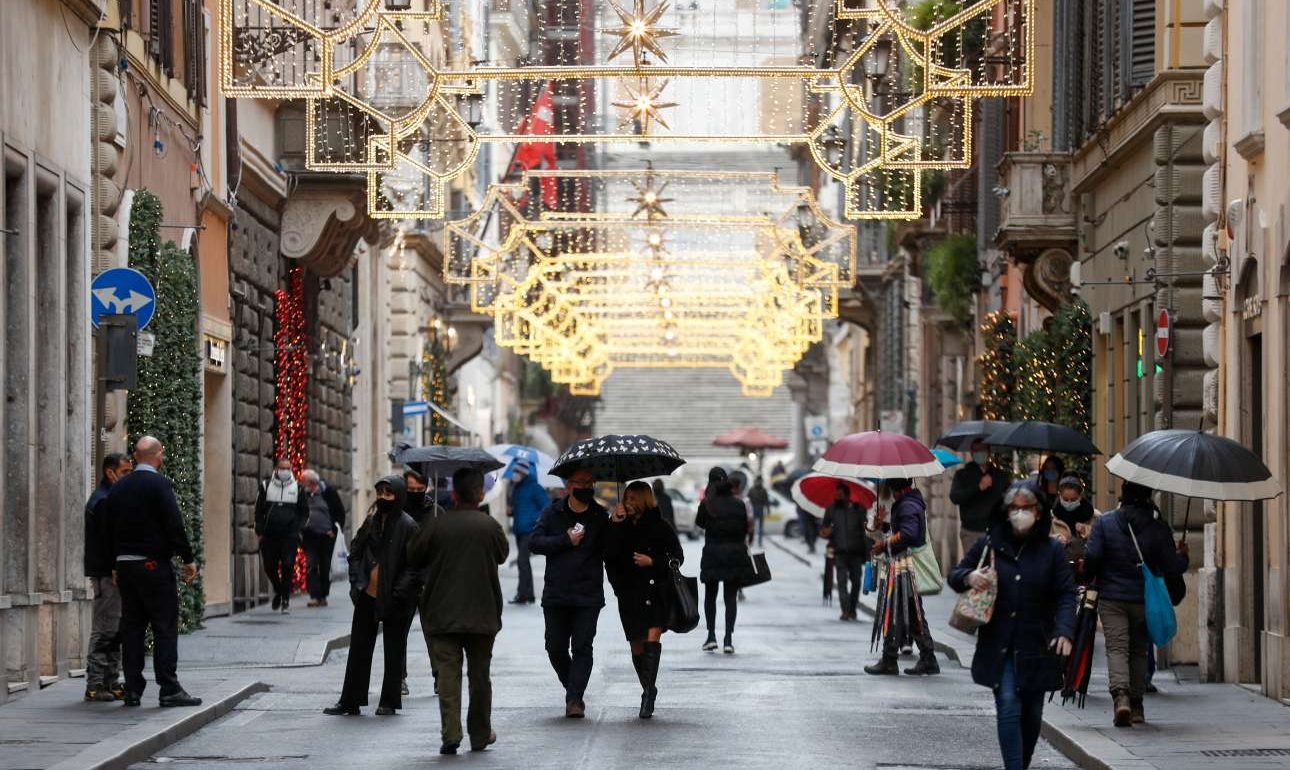 Χριστούγεννα κατ’οίκον, χωρίς ταξίδια μεταξύ περιφερειών, θα κάνουν οι Ιταλοί