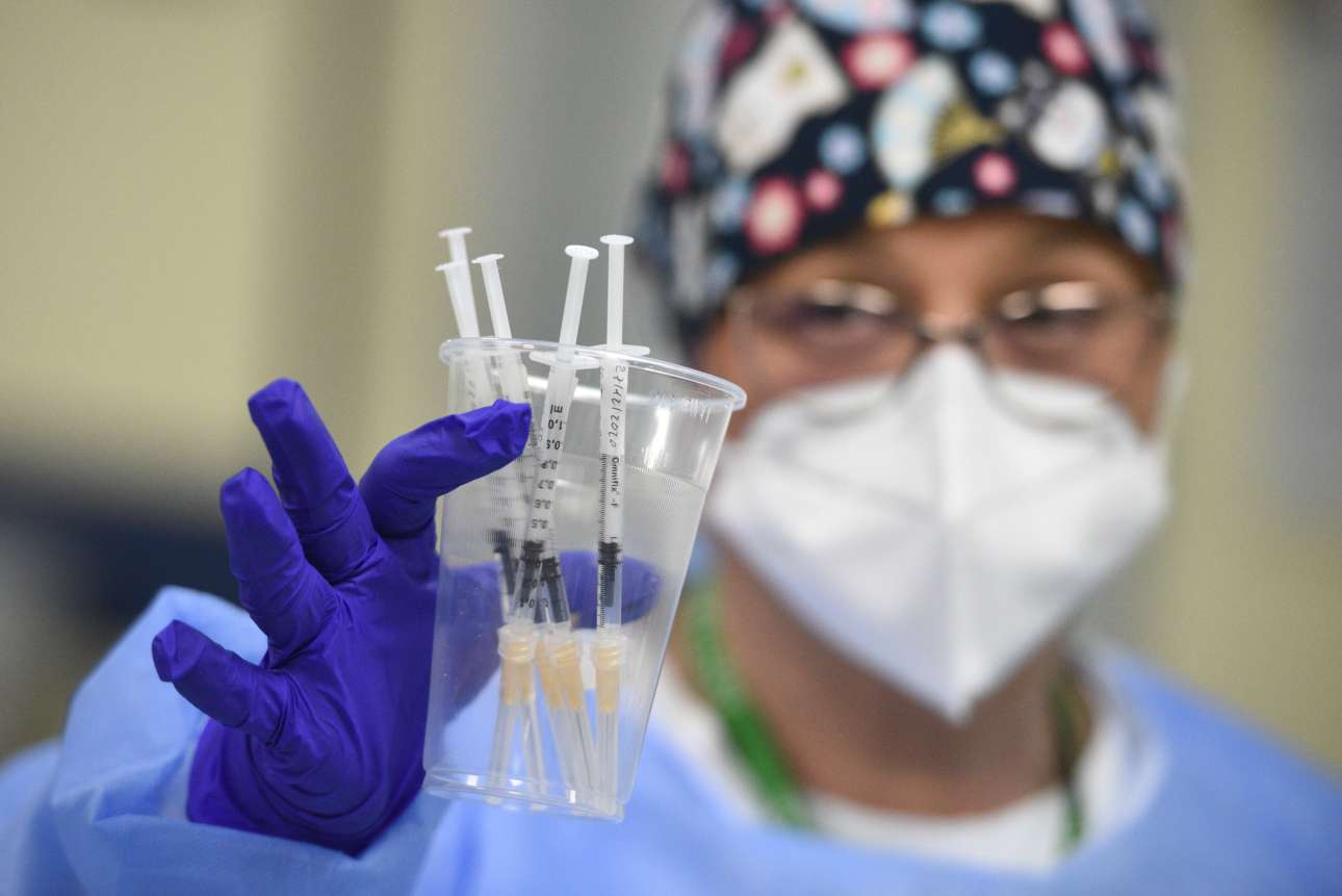 «Εμβολιάζεσαι ή απολύεσαι»; Το δίλημμα προσεχώς στην Ιταλία