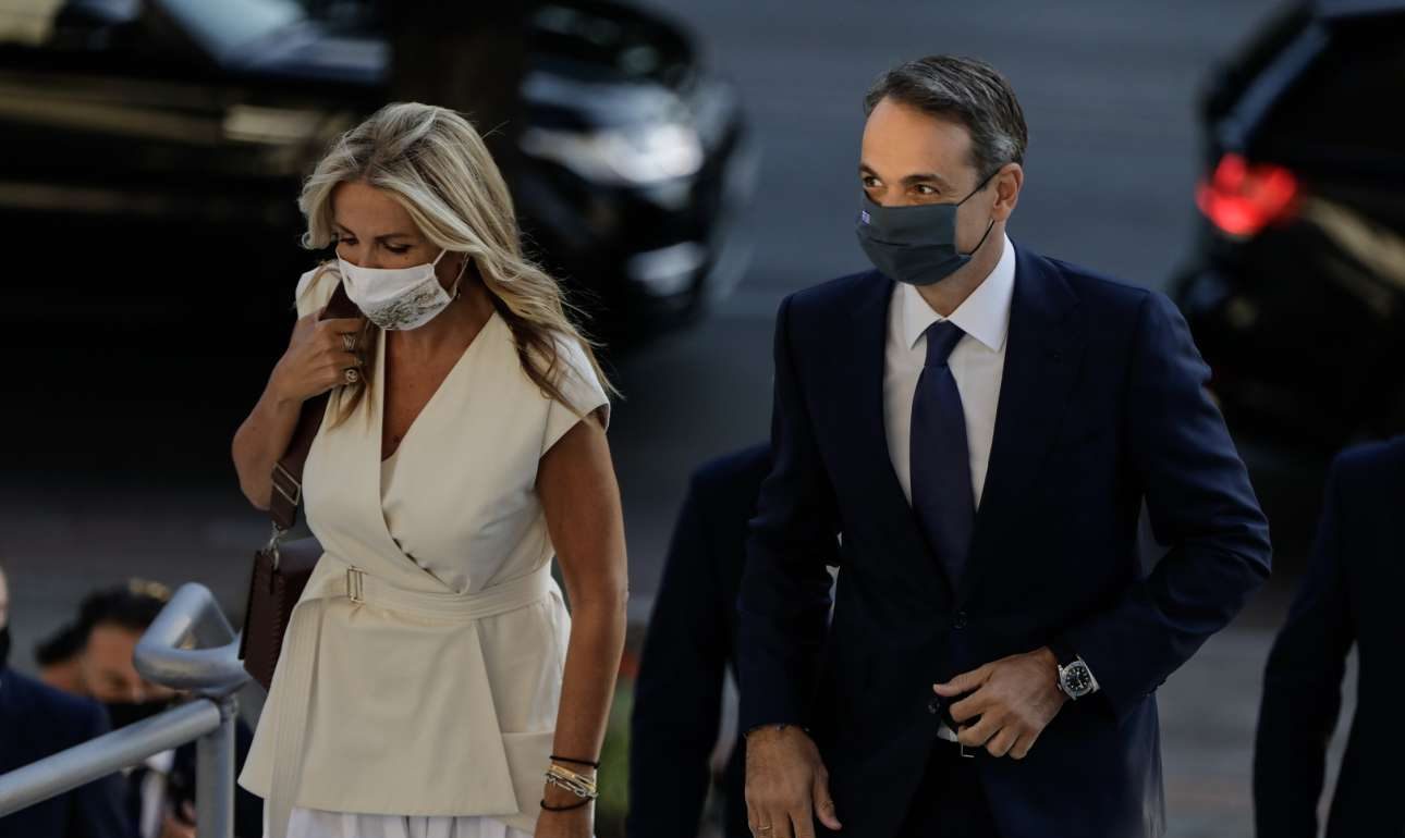Στις 28 Δεκεμβρίου θα εμβολιαστούν Κυριάκος και Μαρέβα Μητσοτάκη