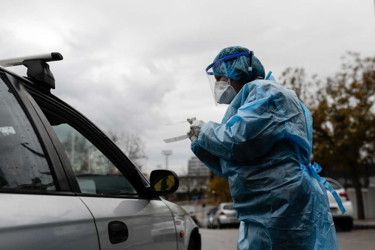 Κορονοϊός: 68 θάνατοι, 577 διασωληνωμένοι και 1.194 κρούσματα το Σάββατο