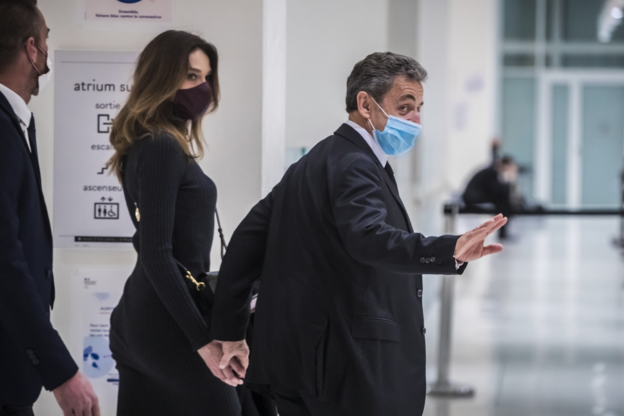 Με την Κάρλα Μπρούνι στο δικαστήριο ο Σαρκοζί: «Πάντα έδινα ένα χεράκι, δεν παρανομούσα»