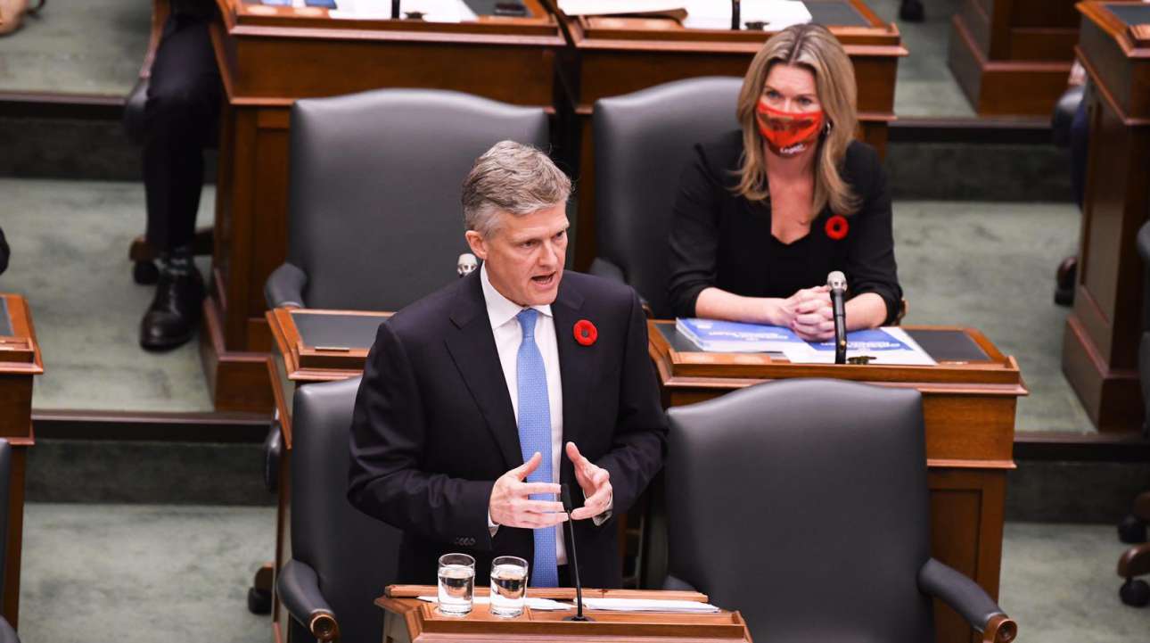 Καναδάς: Πολιτικός αναρτούσε ψεύτικα tweet με τζάκι και πουλόβερ από την… Καραϊβική!