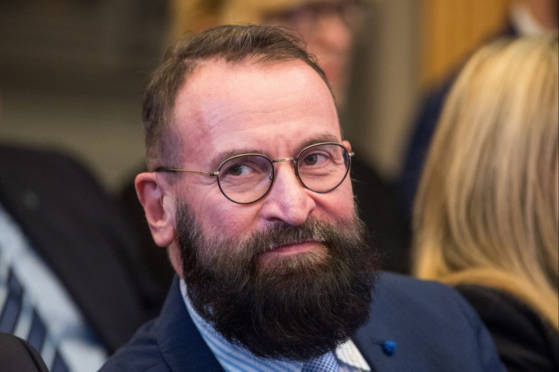 Ευρωβουλευτής του Ορμπαν σε γκέι πάρτι οργίων εν μέσω καραντίνας