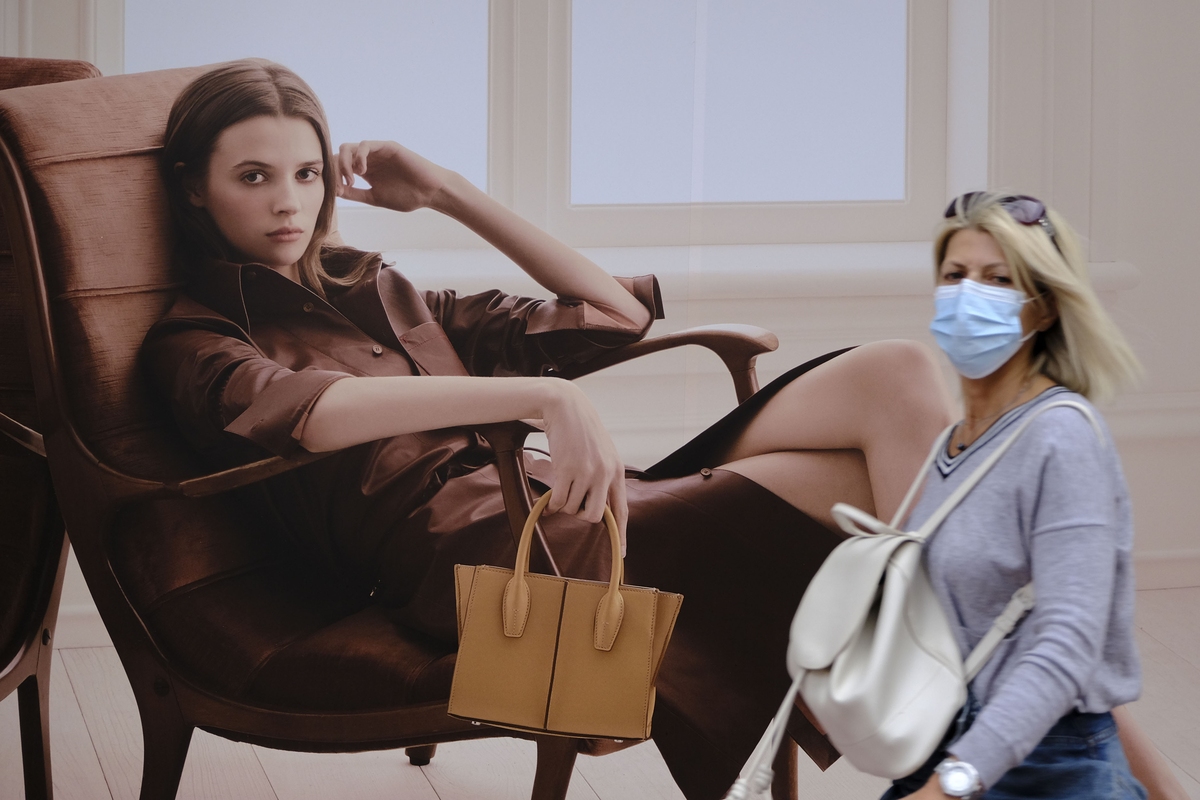 Το εμβόλιο έρχεται αλλά η μάσκα δεν φεύγει…