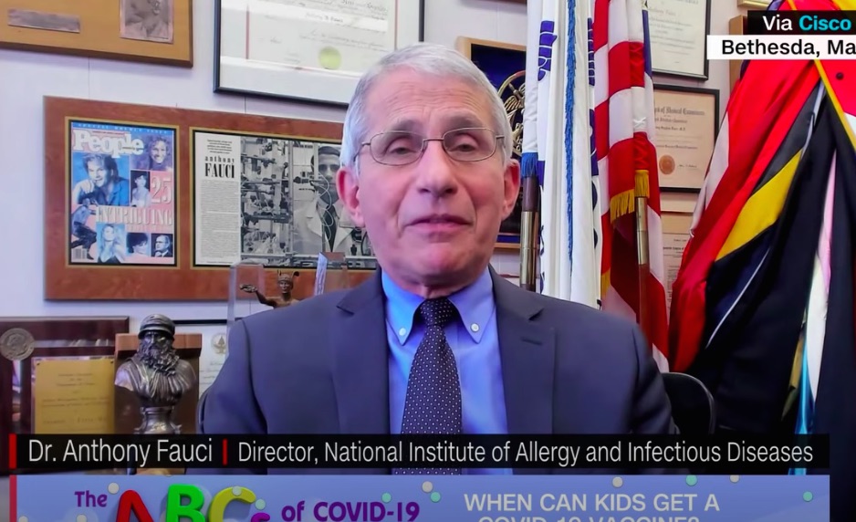 Φάουτσι: «Πήγα στον Βόρειο Πόλο και εμβολίασα τον Αϊ Βασίλη!»