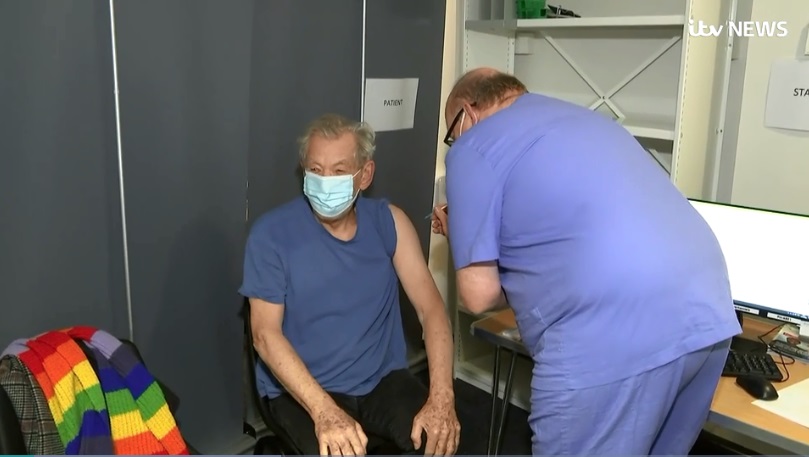 Εμβολιάστηκε και ο Ιαν ΜακΚέλεν, ο Γκάνταλφ του «Αρχοντα των Δακτυλιδιών»