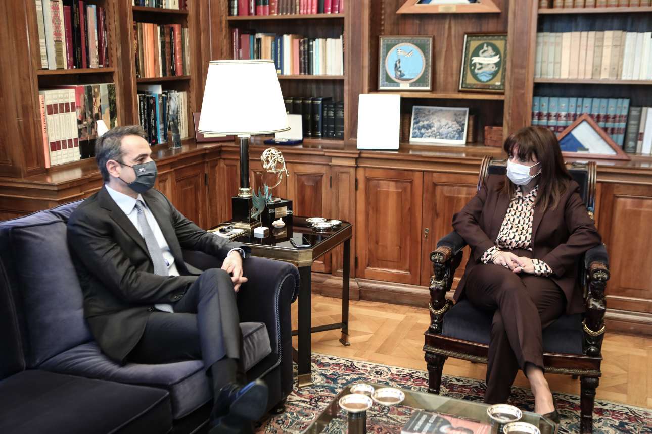 Μητσοτάκης σε Σακελλαροπούλου: Θα κάνω το εμβόλιο στις 27 Δεκεμβρίου