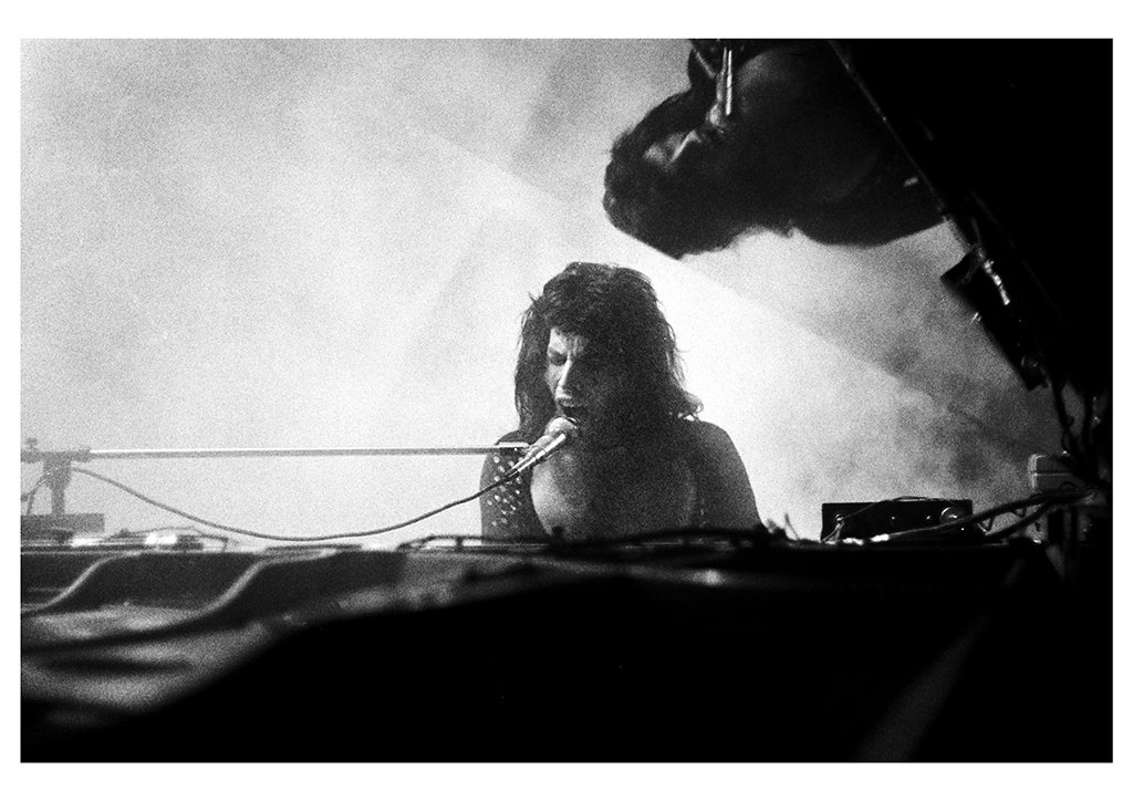 Ο Φρέντι Μέρκιουρι των Queen σε συναυλία στο Λονδίνο, στο πρώτο τους τουρ το 1974, λίγο πριν κατακτήσουν τον κόσμο