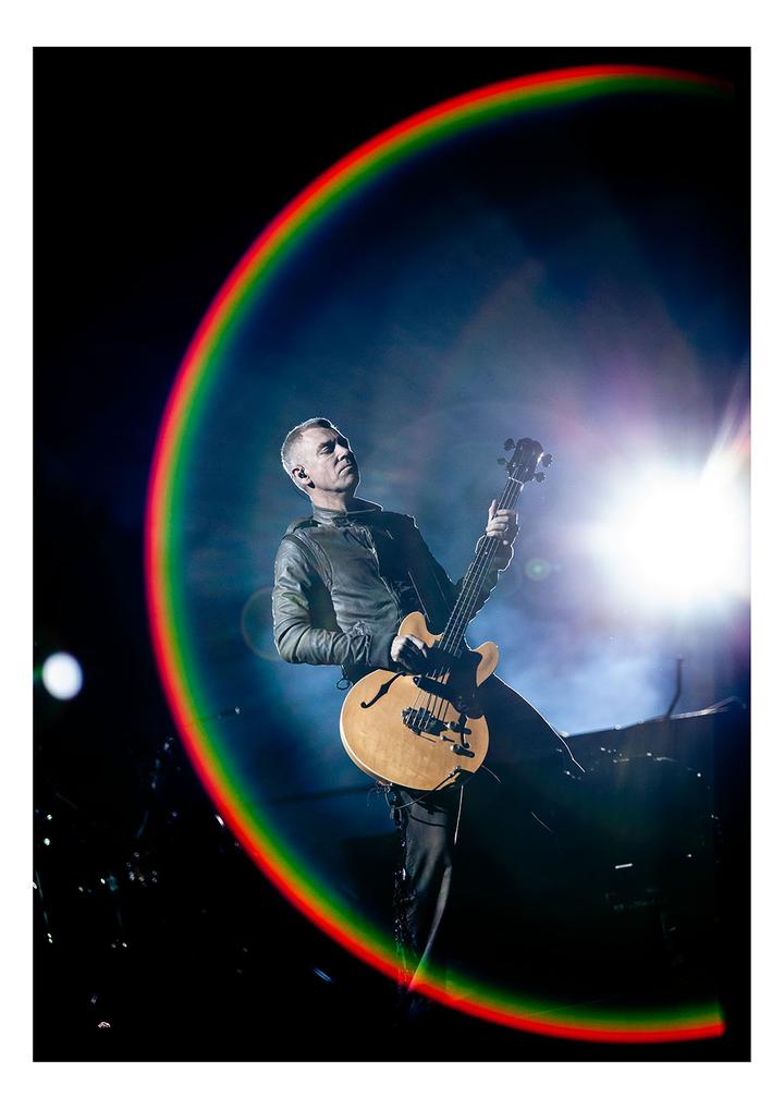 Ο Ανταμ Κλέιτον, μπασίστας του συγκροτήματος U2, σε ένα παιχνίδισμα του φακού του Πίτερ Νιλ