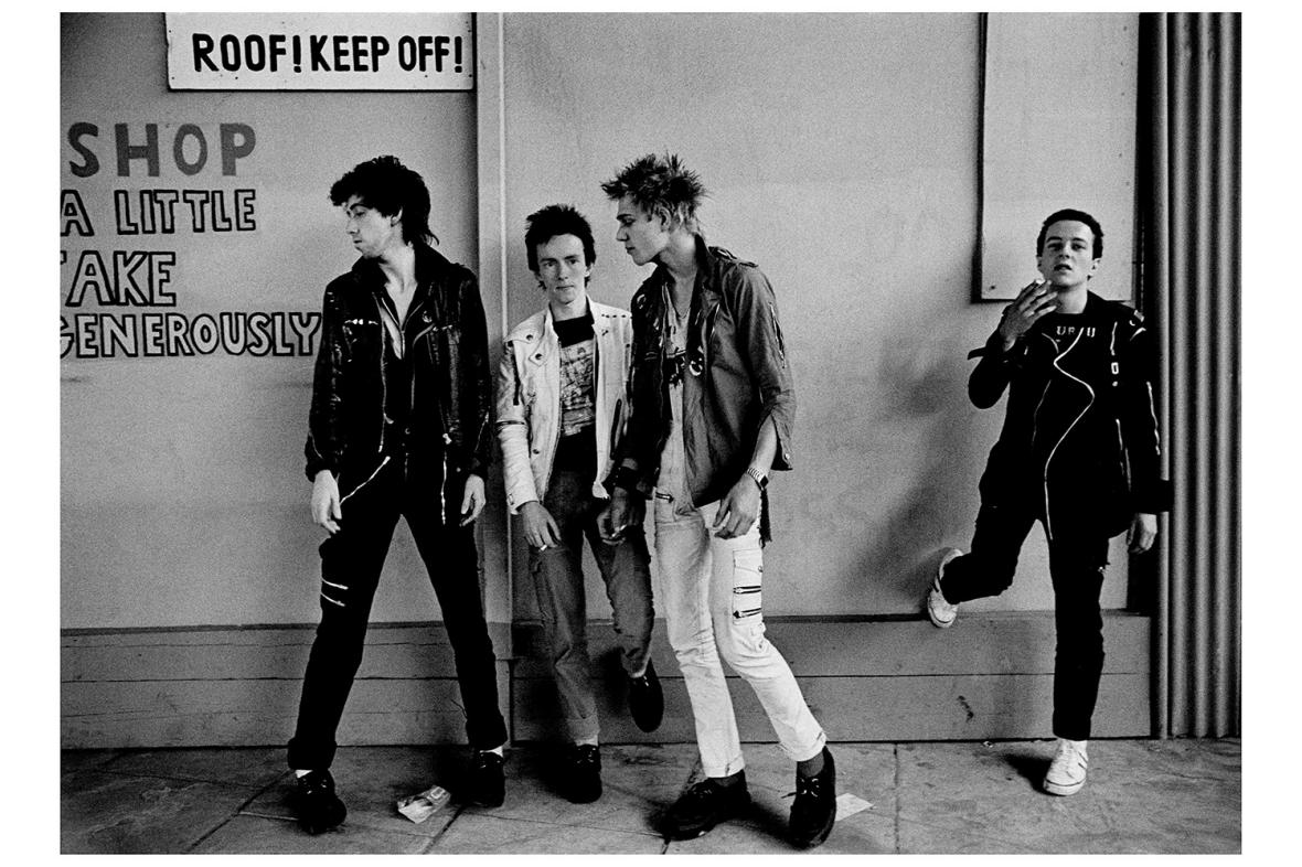 Το βρετανικό πανκ συγκρότημα The Clash σε φωτογράφιση στο Λονδίνο, το 1977