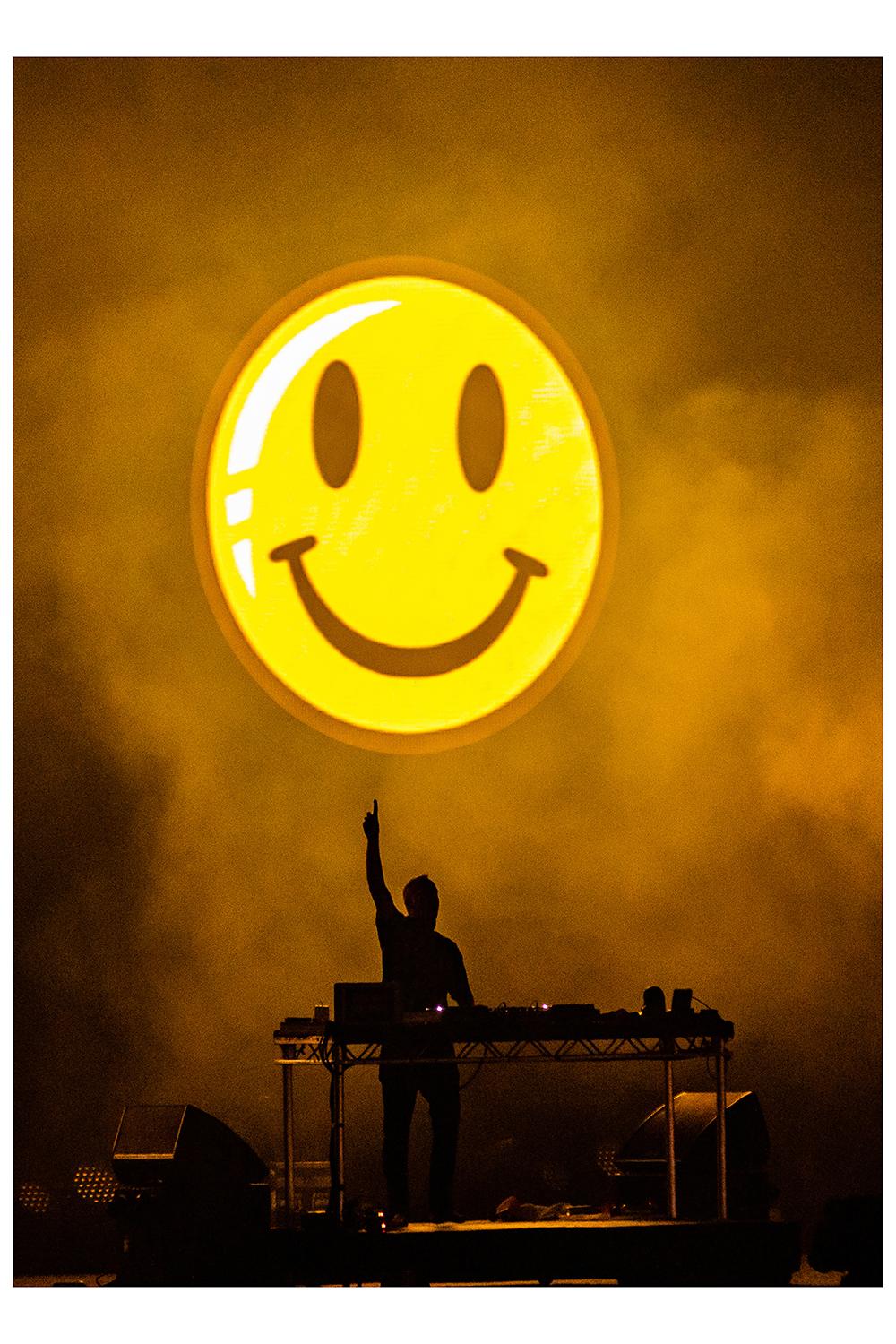 Ο Fatboy Slim παίζει μουσική με φόντο ένα χαμογελαστό emoji