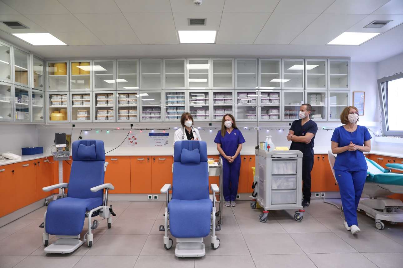 Εμβόλιο ή φυσιολογικός ορός; Μία απάντηση στους συνωμοσιομανείς «με τα μαύρα μεσάνυχτα»