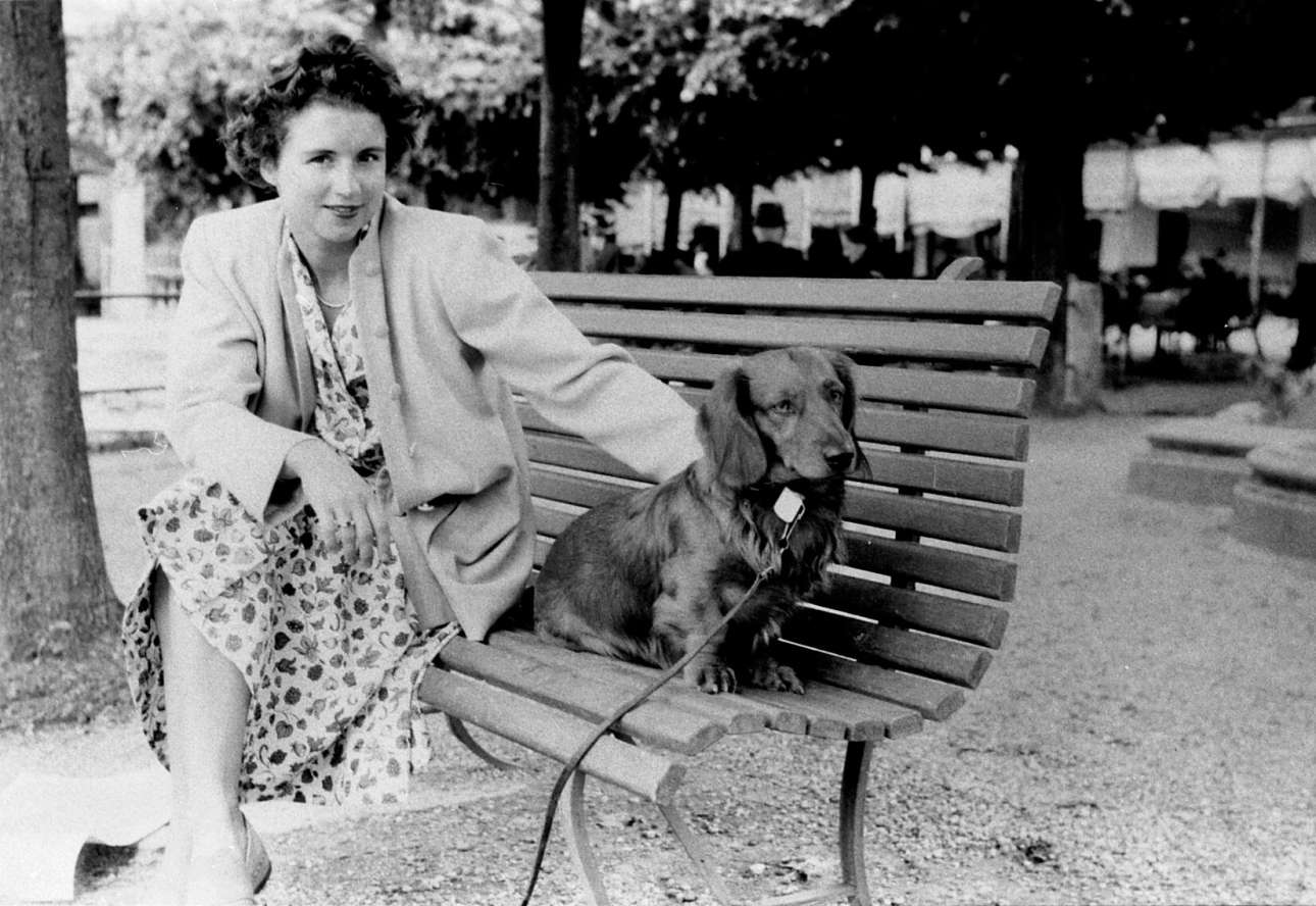 Μια νέα γυναίκα, ένας ώριμος άνδρας και το σκυλάκι τους