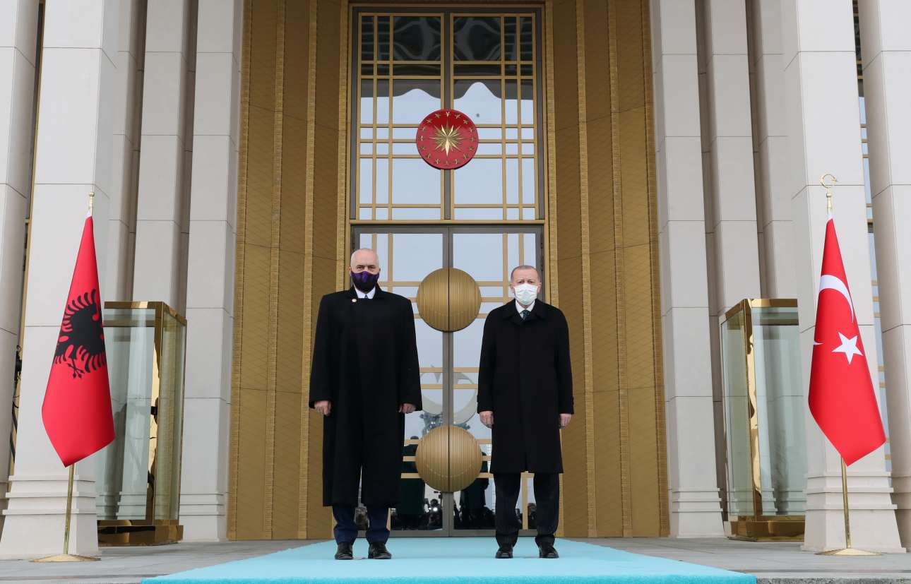 Η ΜΙΤ οργανώνει κυνήγι επικηρυγμένων στα Βαλκάνια