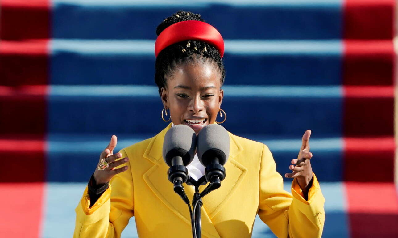 Αμάντα Γκόρμαν, η νεαρή ποιήτρια που συγκλόνισε στην ορκωμοσία Μπάιντεν