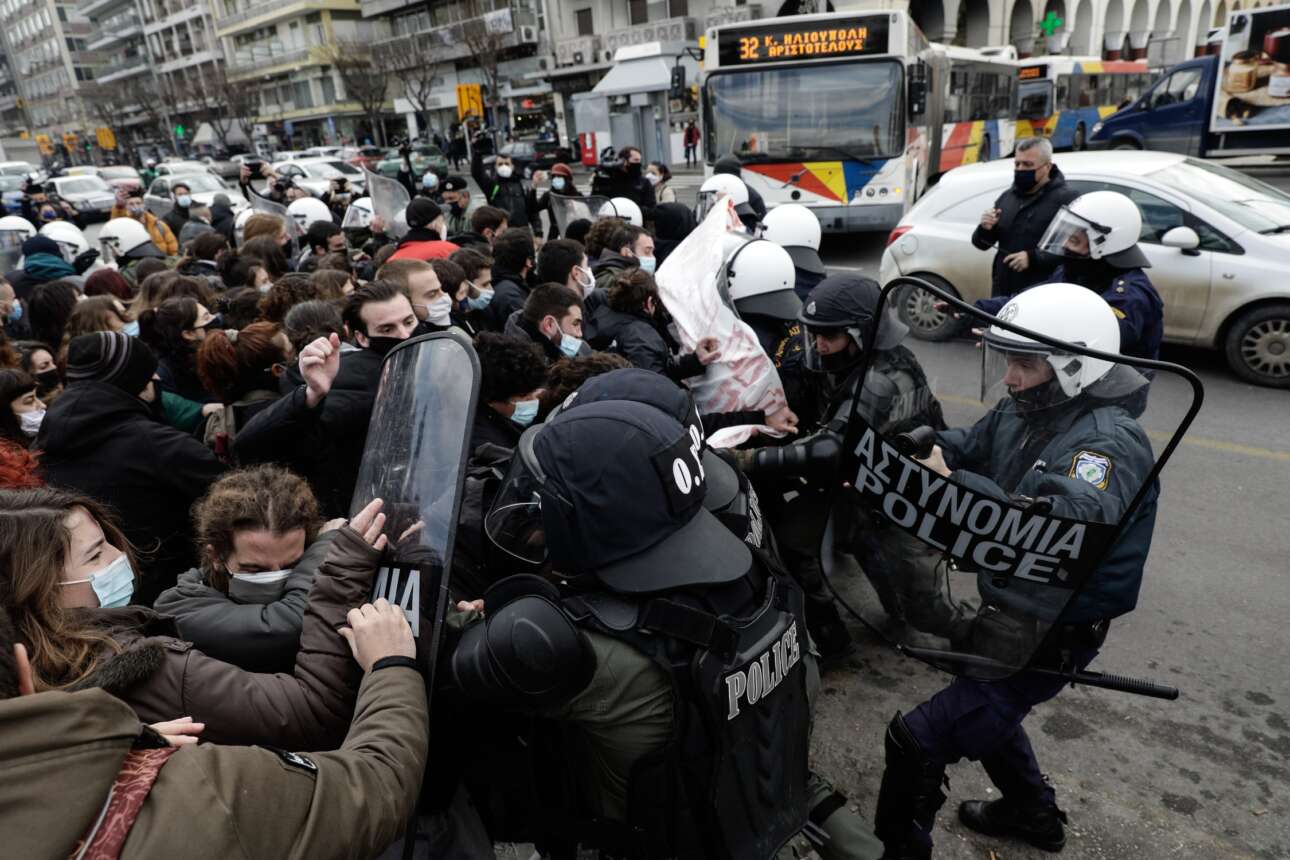 Πορείες φοιτητών σε Αθήνα και Θεσσαλονίκη: Ενταση, χημικά και προσαγωγές