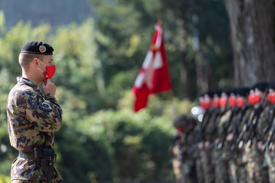 Αpp! Τις ει; Μα, ο ελβετικός στρατός του καναπέ!