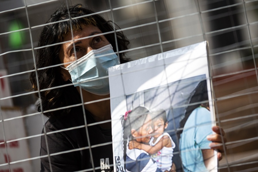 Πρώτη κίνηση: Από μετανάστης, Αμερικανός μέσα σε οκτώ έτη!