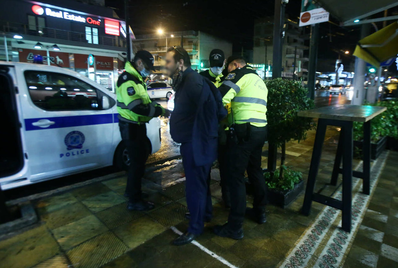 Εδειρε αστυνομικό επειδή του έκανε σύσταση για μάσκα