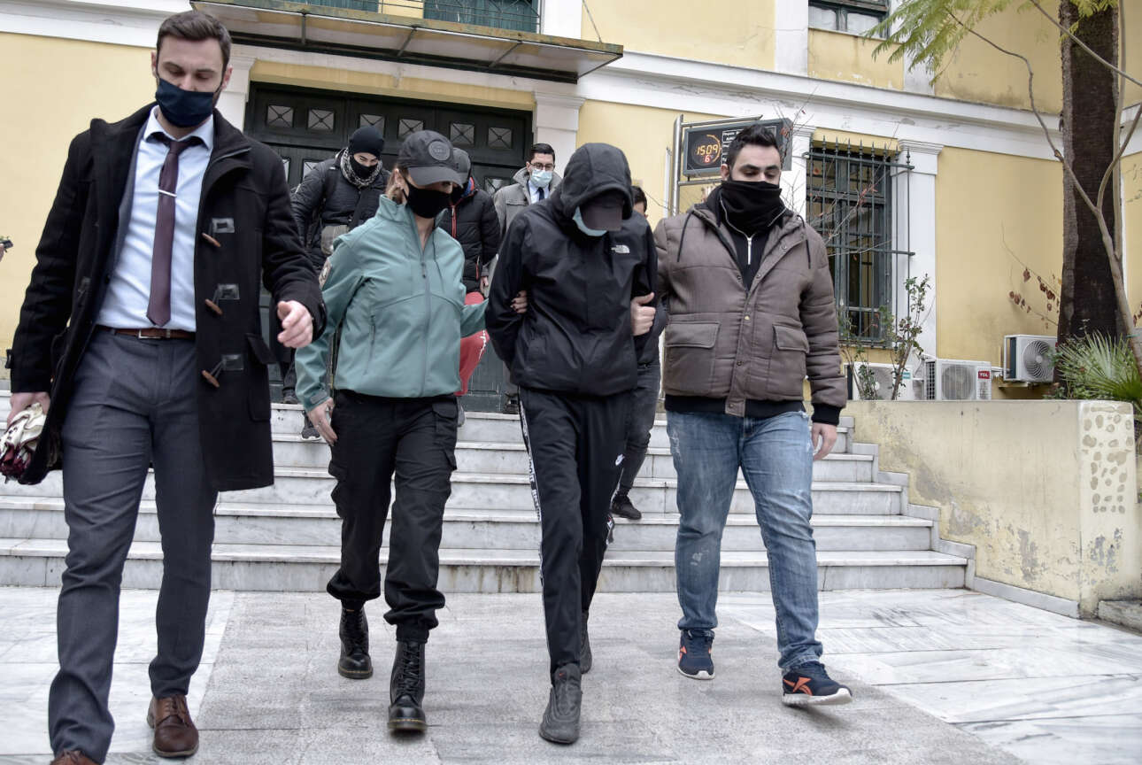 Δίωξη για κακούργημα στα ανήλικα αδέλφια που ξυλοκόπησαν τον σταθμάρχη