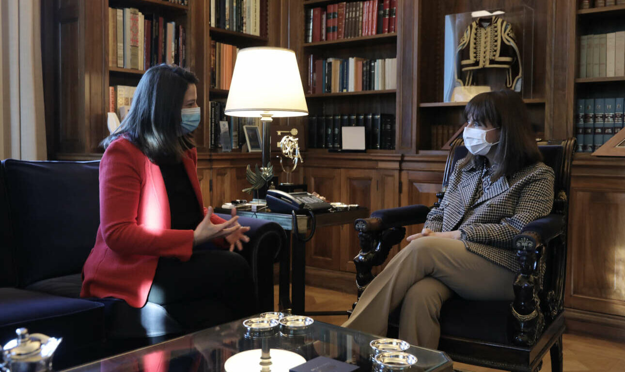 Η Κεραμέως στη Σακελλαροπούλου με ατζέντα για τα ΑΕΙ και τα σχολεία