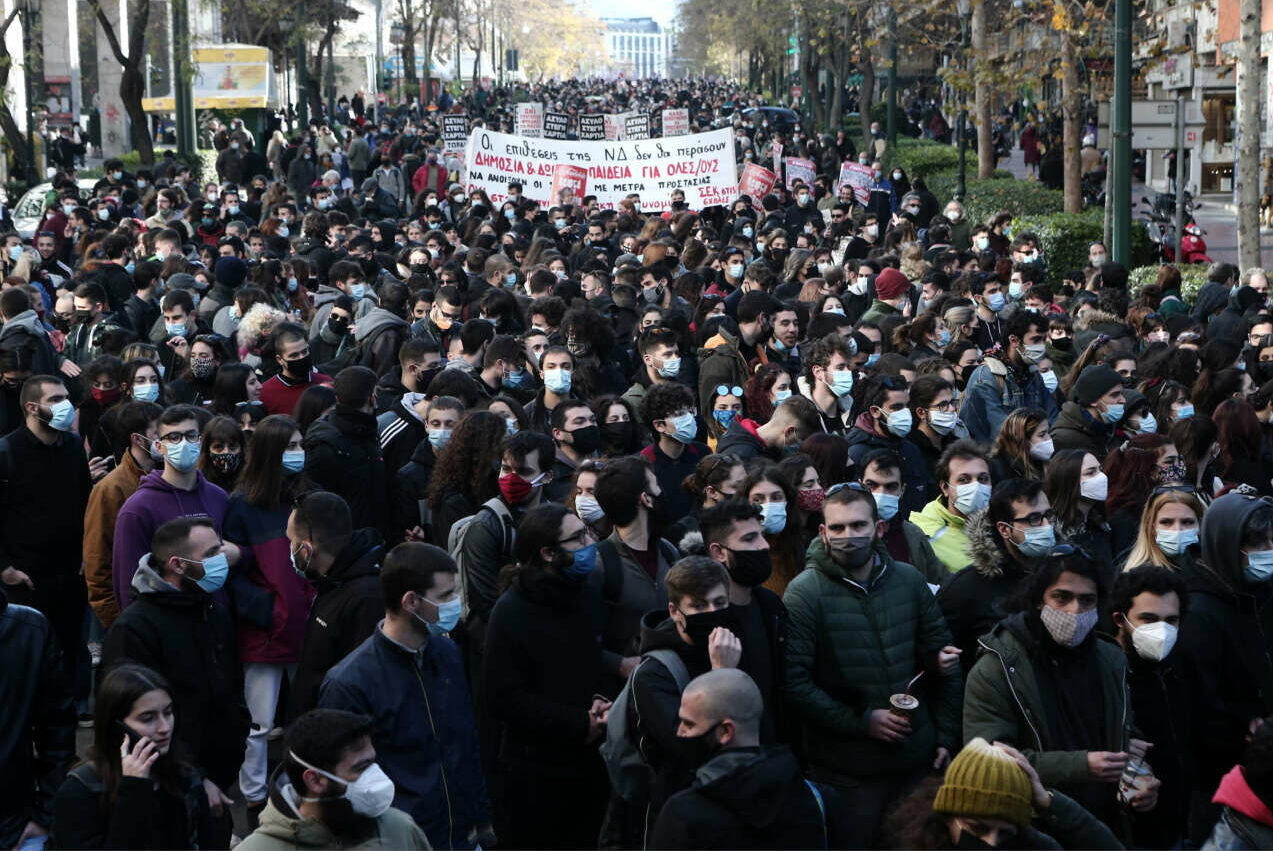 Πολυπληθές συλλαλητήριο στα Προπύλαια – στο κενό η απαγόρευση συναθροίσεων