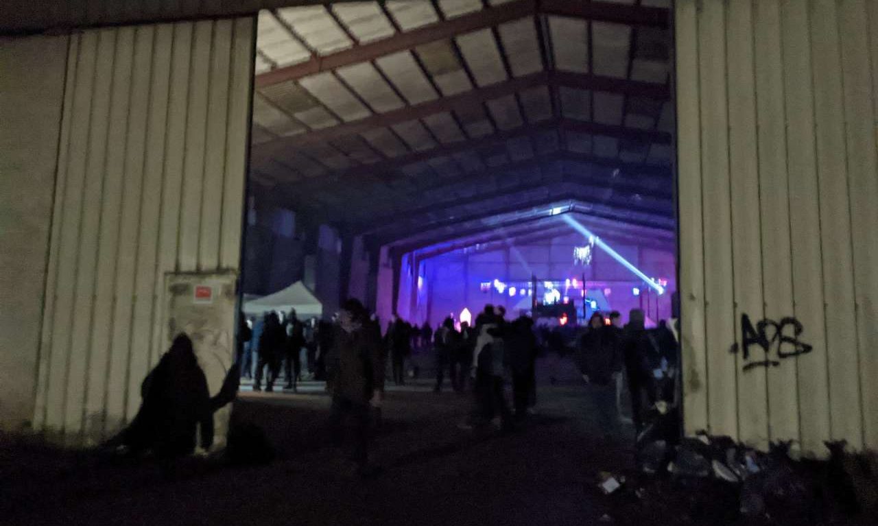 Γαλλία: Πάνω από 2.500 άτομα σε παράνομο ρέιβ πάρτι εν μέσω πανδημίας