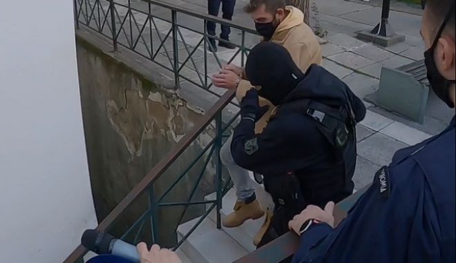 Στον ανακριτή ο προπονητής-«γαμπρός» της 11χρονης – τι φώναξε στους δημοσιογράφους