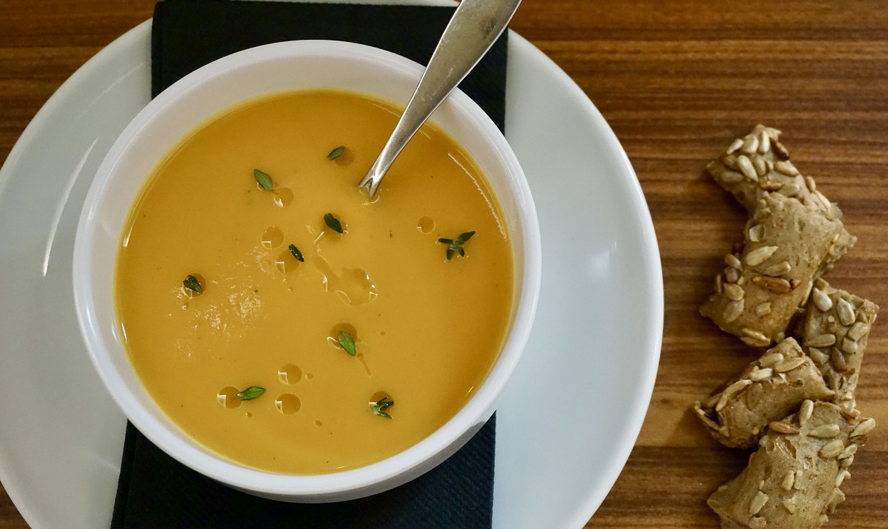 Σούπα με γλυκοπατάτα, καρότο, τζίντζερ και θυμάρι