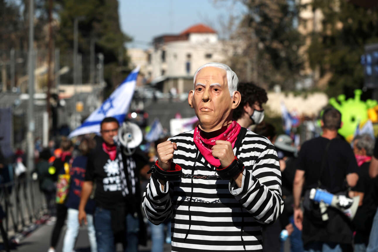 Ιερουσαλήμ. Σκάνδαλα διαφθοράς κυνηγούν τον πρωθυπουργό του Ισραήλ Μπενιαμίν Νετανιάχου, και οι διαδηλωτές... του δείχνουν τα «βραχιόλια»