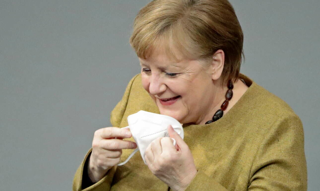Οταν η Μέρκελ ξέχασε τη μάσκα της