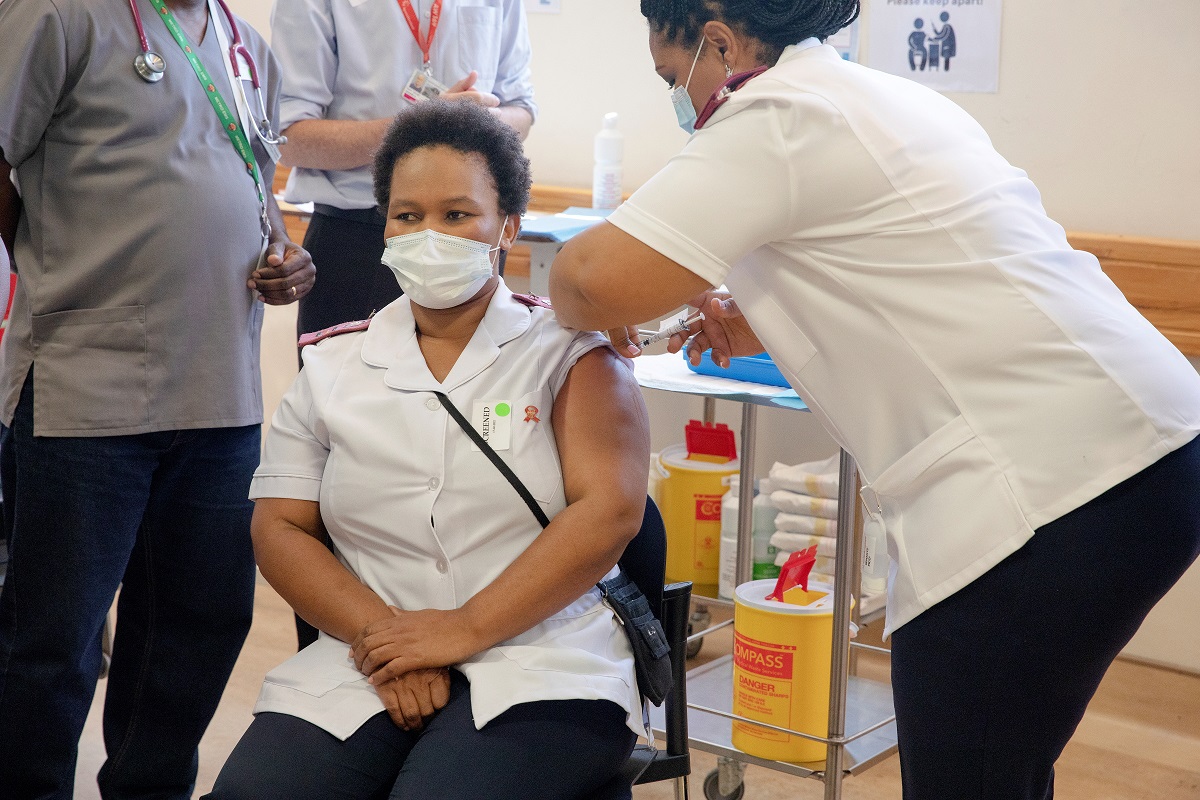 Εμβόλιο Pfizer: Μικρή προστασία από τη μετάλλαξη της Νοτίου Αφρικής