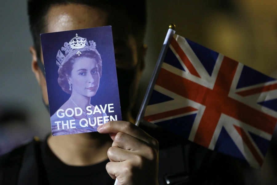 Ελισάβετ: Οι μετοχές μου ας μείνουν κάτω από το χαλί…