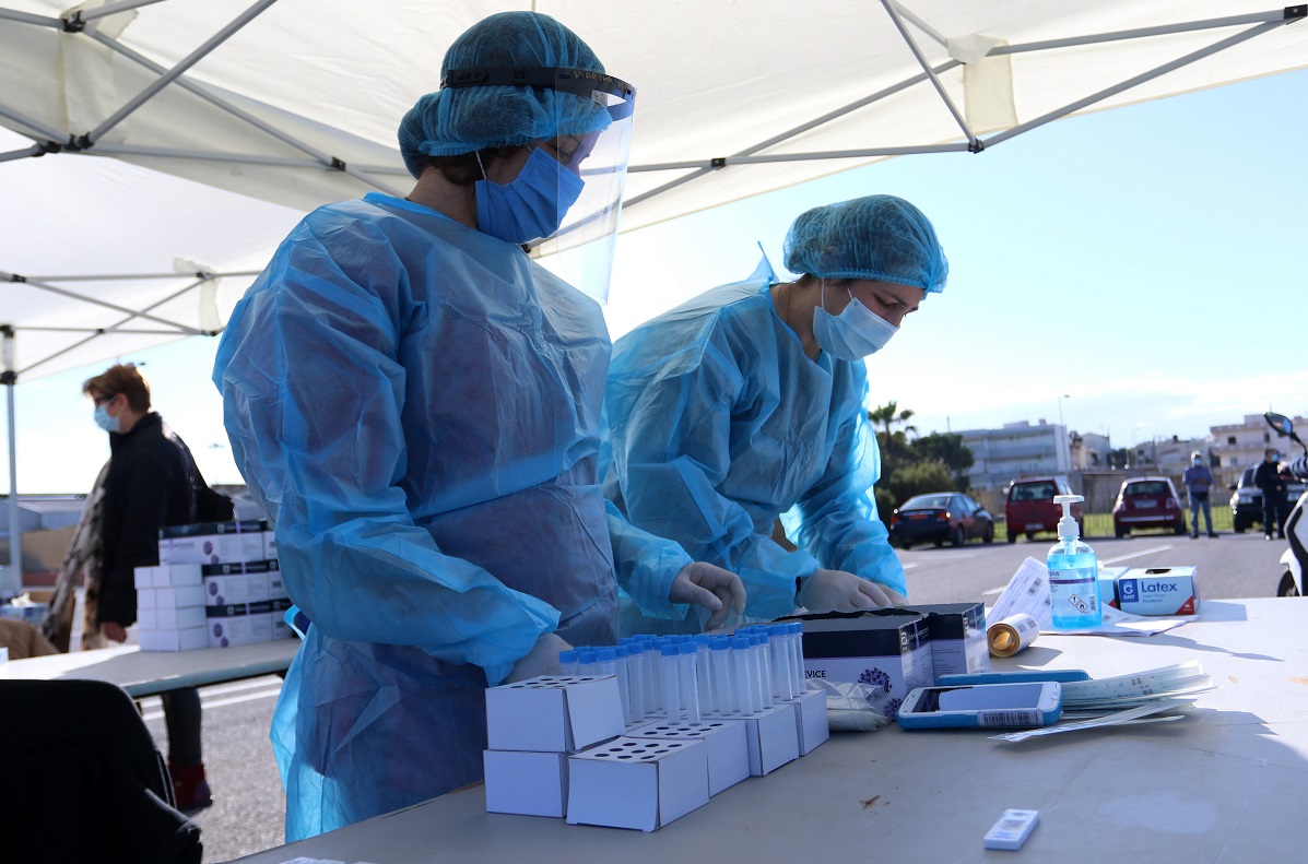 Κορονοϊός: 1.784 κρούσματα, 39 νεκροί και 367 διασωληνωμένοι την Πέμπτη