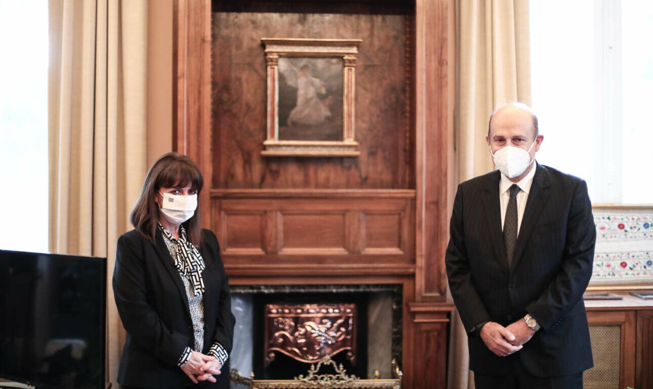 Ο πίνακας «Δόξα» του Νικολάου Γύζη παραδόθηκε στην Κατερίνα Σακελλαροπούλου