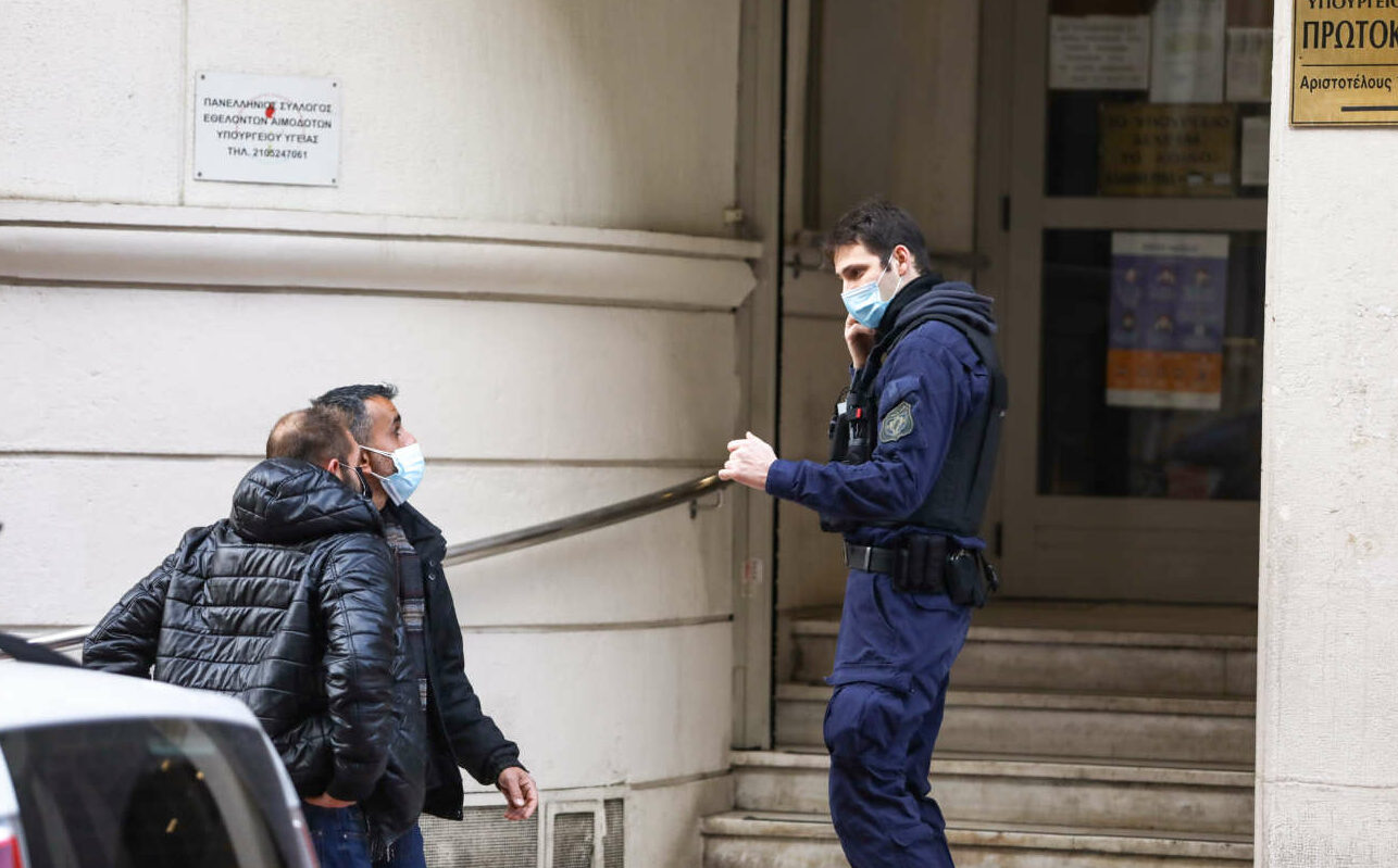 Εξήντα συλλήψεις για την εισβολή «αλληλέγγυων» του Κουφοντίνα στο υπουργείο Υγείας