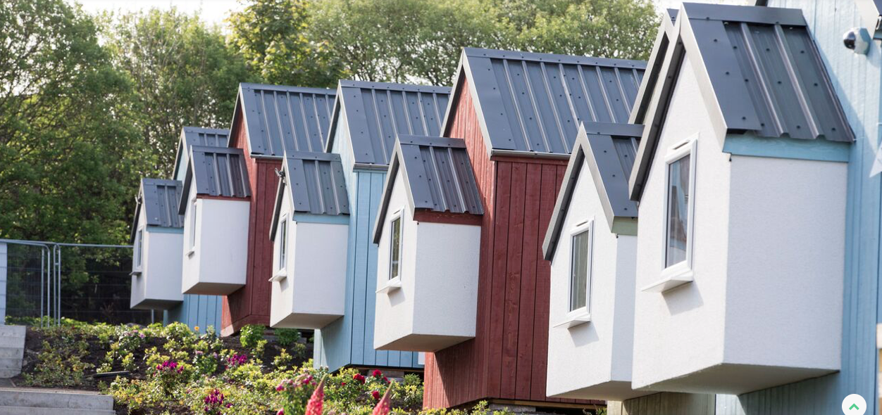 Αγγλία: Tο πρώτο χωριό για άστεγους με χορηγία των Κλούνεϊ – Ντι Κάπριο