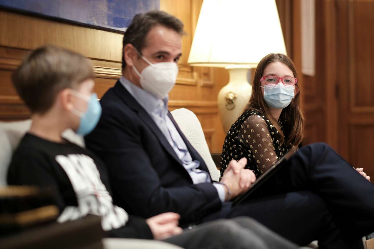 Ο Πρωθυπουργός με τη Νεφέλη και τον Φίλιππο, τα παιδιά που νίκησαν τον καρκίνο