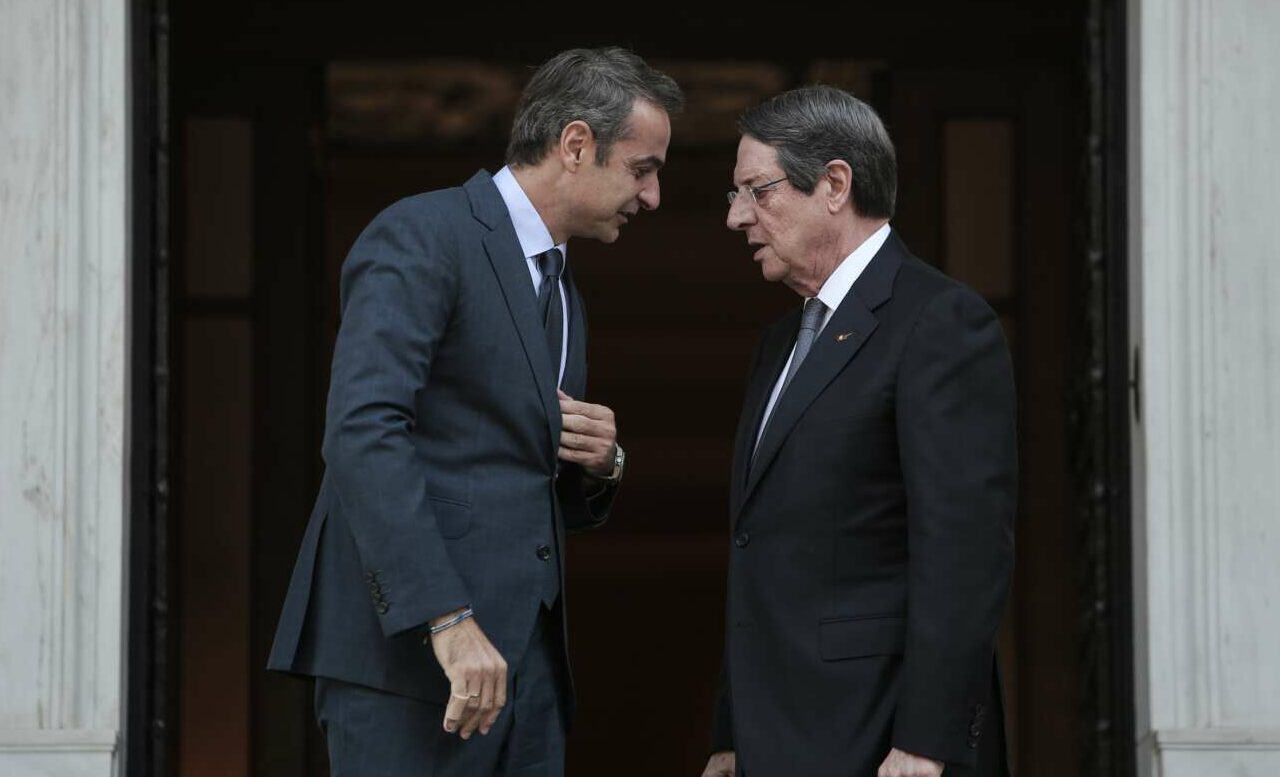 Στην Κύπρο ο Μητσοτάκης εν όψει «πενταμερούς» – απορρίπτει τη συνομοσπονδία η ΕΕ