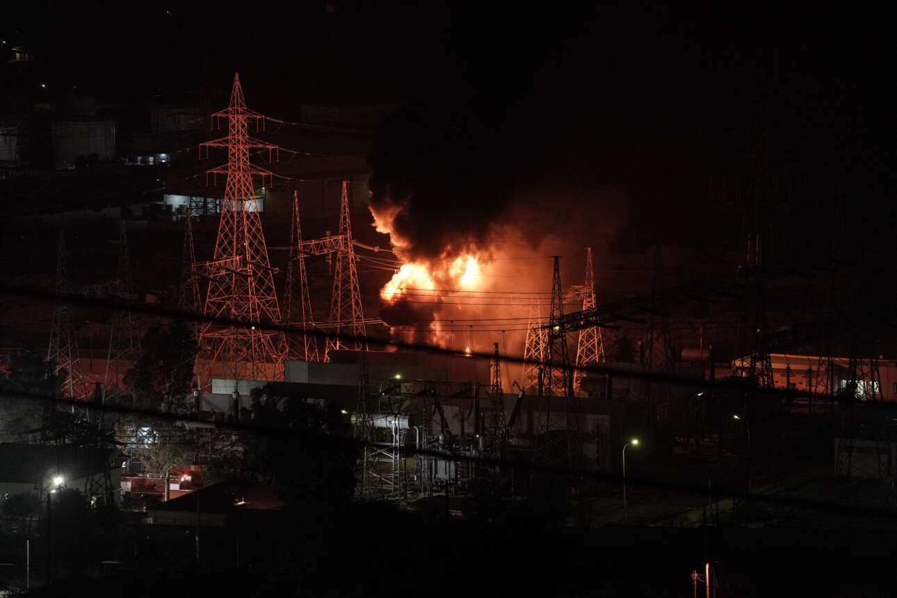 Eρευνα για τα αίτια της μεγάλης φωτιάς στο ΚΥΤ του ΑΔΜΗΕ στον Ασπρόπυργο