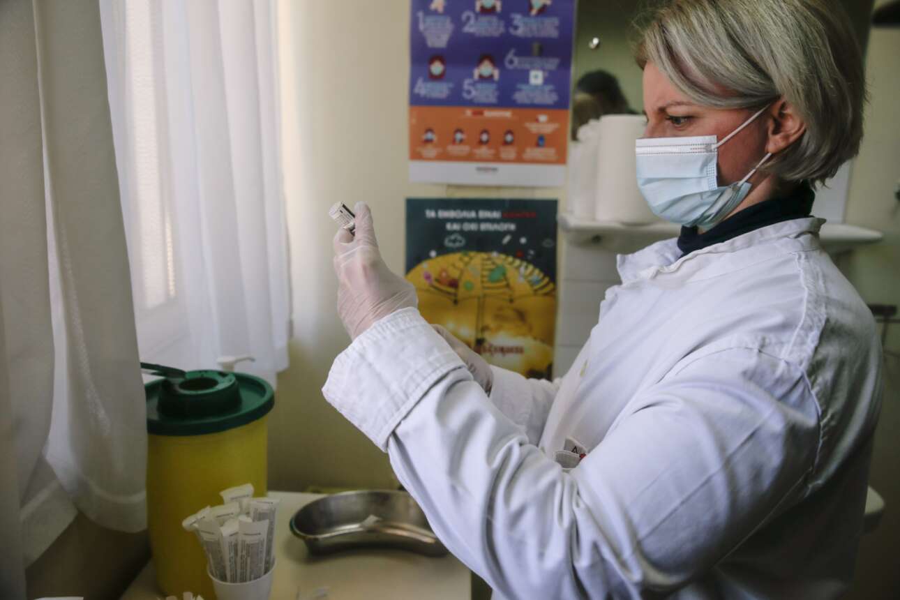 Νέες ταχύτητες στους εμβολιασμούς: Ανοίγουν τα ραντεβού δύο νέων ηλικιακών ομάδων