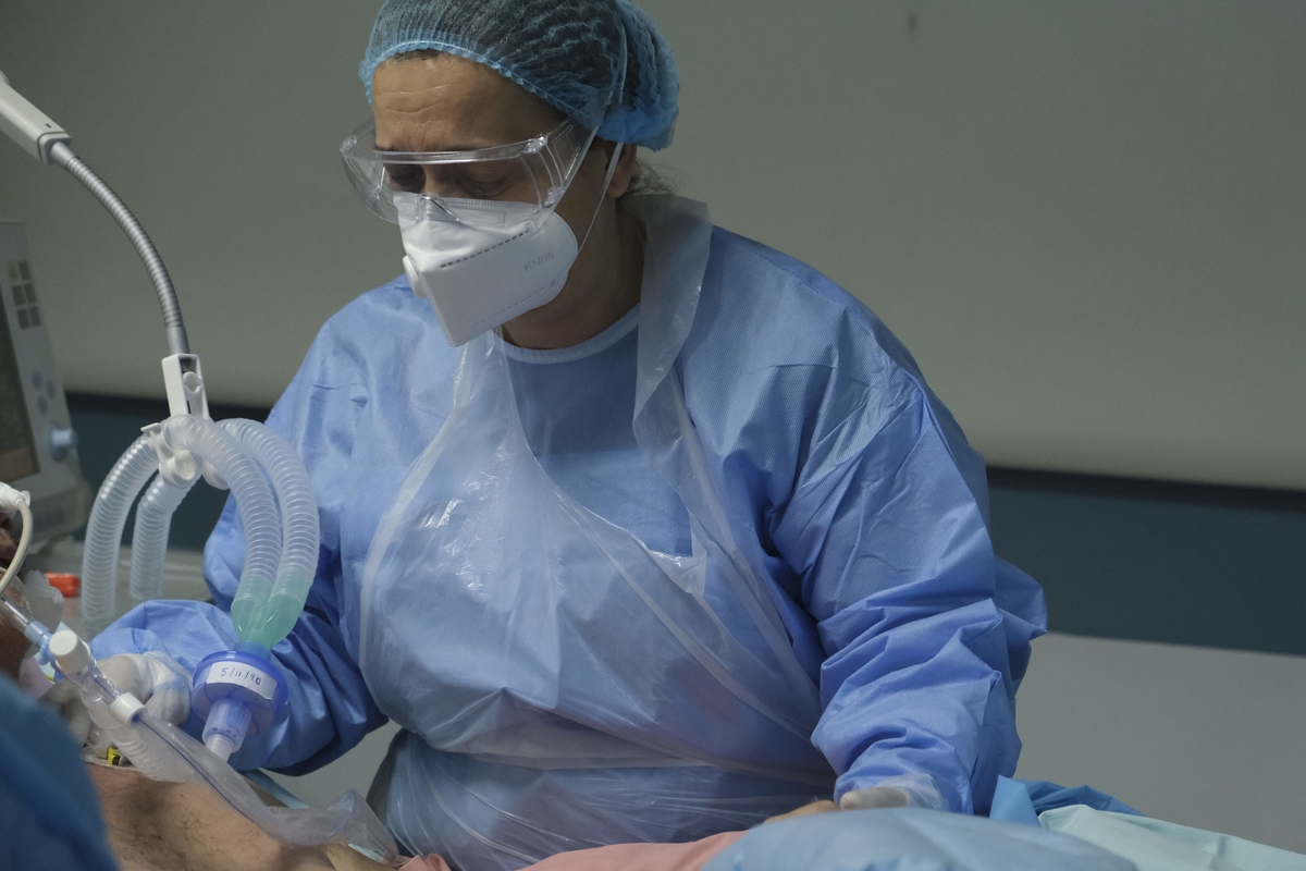 Κορονοϊός: 738 διασωληνωμένοι, 65 νεκροί και 1.724 κρούσματα τη Δευτέρα