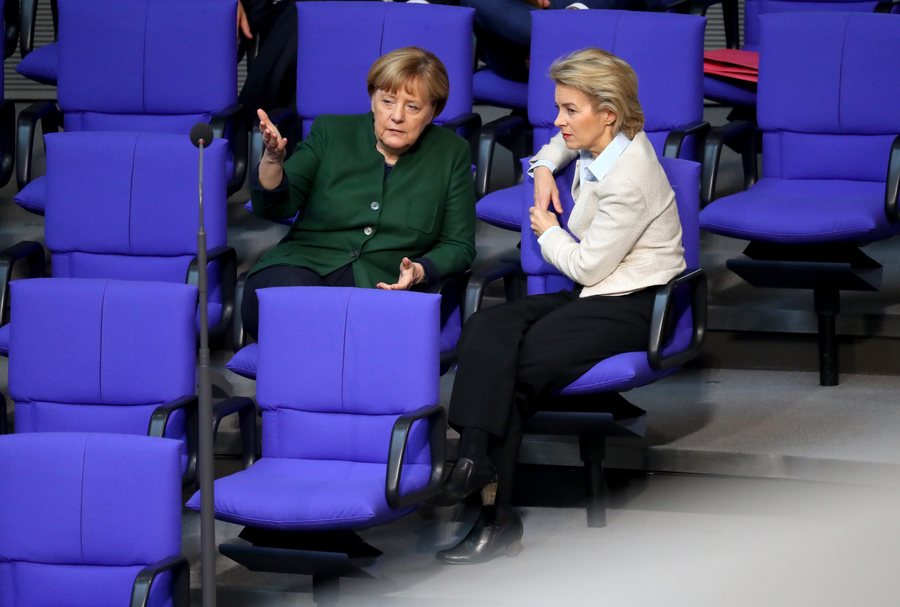 Εξ οικείων τα (πικρόχολα) βέλη για Μέρκελ και Φον ντερ Λάιεν