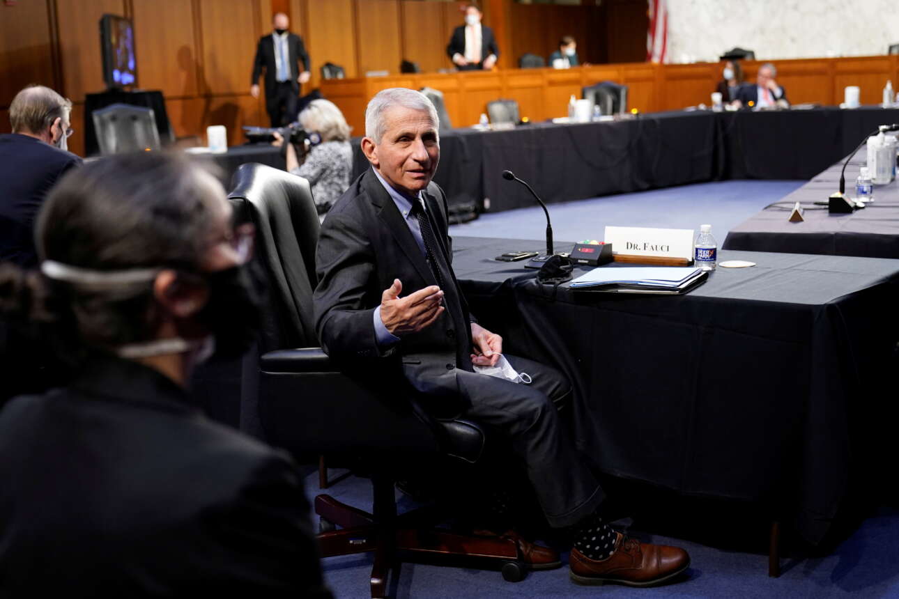 Ο Φάουτσι ανησυχεί παρά τους εμβολιασμούς στις ΗΠΑ: Πρόωρη η άρση των περιοριστικών μέτρων