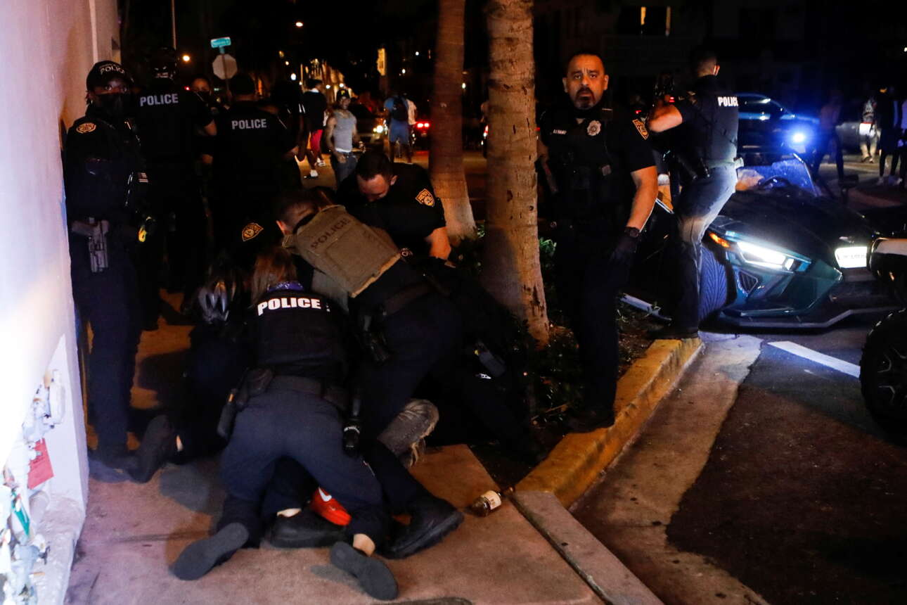 Αχαλίνωτο spring break στις ΗΠΑ των 555.000 νεκρών από κορονοϊό