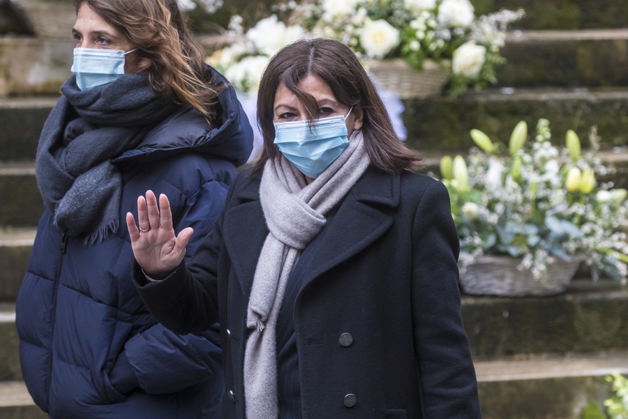 Η Αν Ινταλγκό εξοργίζει τη Δεξιά τιμώντας την Παρισινή Κομμούνα!