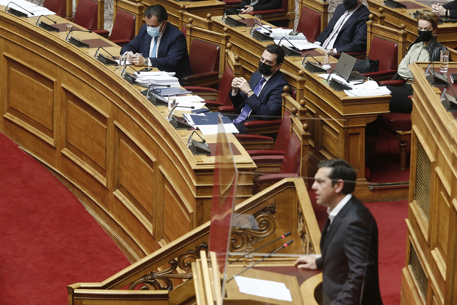 Καβγάς Τσίπρα – Γεωργιάδη στη Βουλή για τη βάφτιση και τα περί… πλαστογραφίας