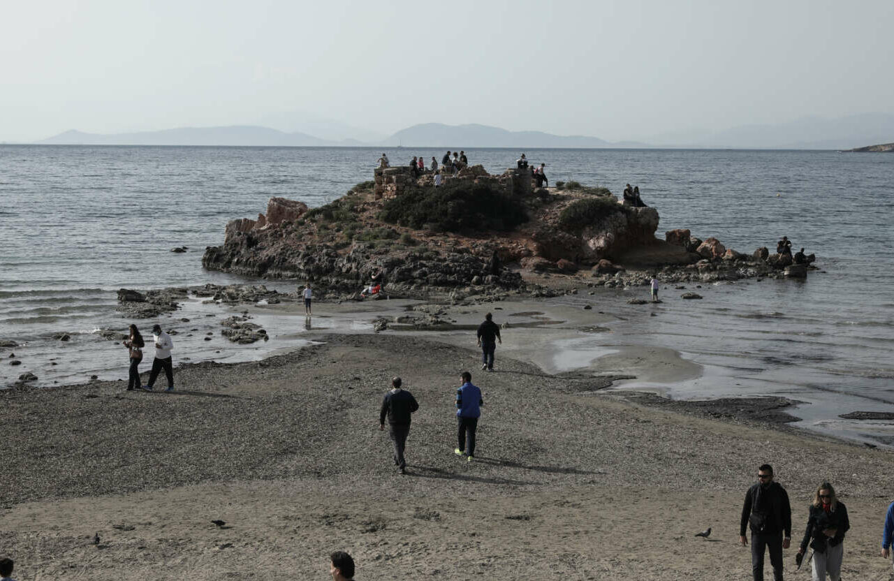 Γιατί «άδειασε» η θάλασσα σε όλη την Ελλάδα