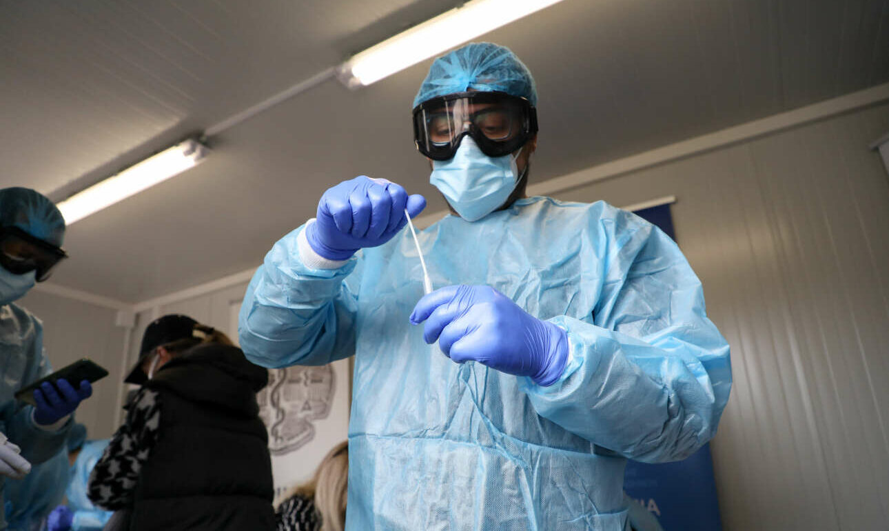 Κορονοϊός: 52 θάνατοι και 2.588 κρούσματα – Πάνω από 700 οι διασωληνωμένοι